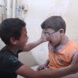 صورة الطفلين اللذين يعانقان بعضهما في المستشفى لم تُلتقط في فلسطين